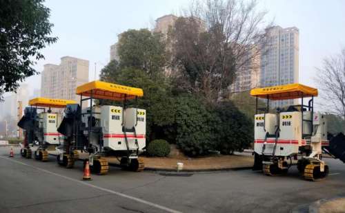 作為公路施工中的重要路面機(jī)械，混凝土路緣石滑模攤鋪機(jī)必須跟上時(shí)代步伐