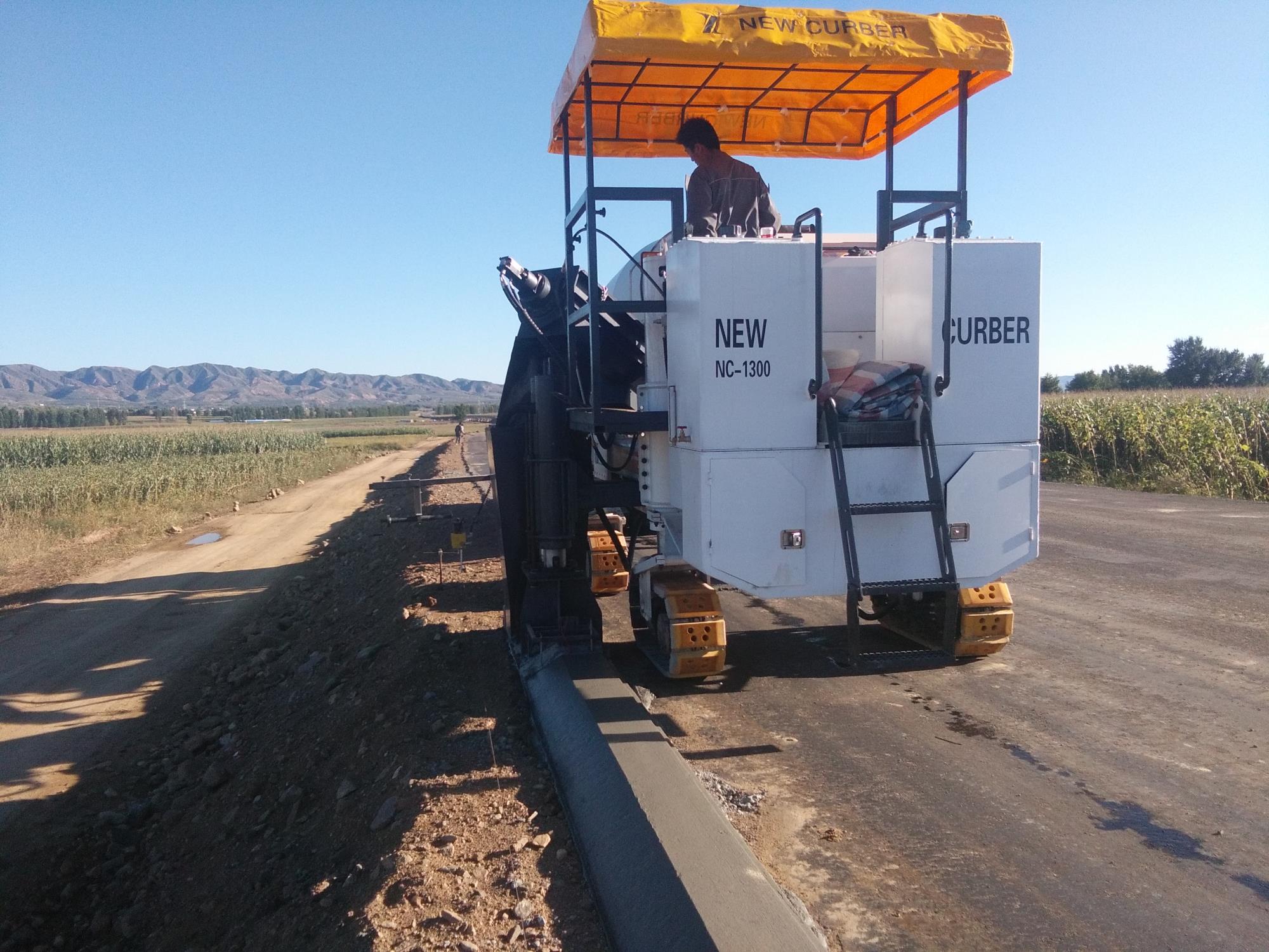 使用混凝土路緣石滑模機(jī)滑模攤鋪節(jié)省了不少人力財(cái)力，值得推薦！