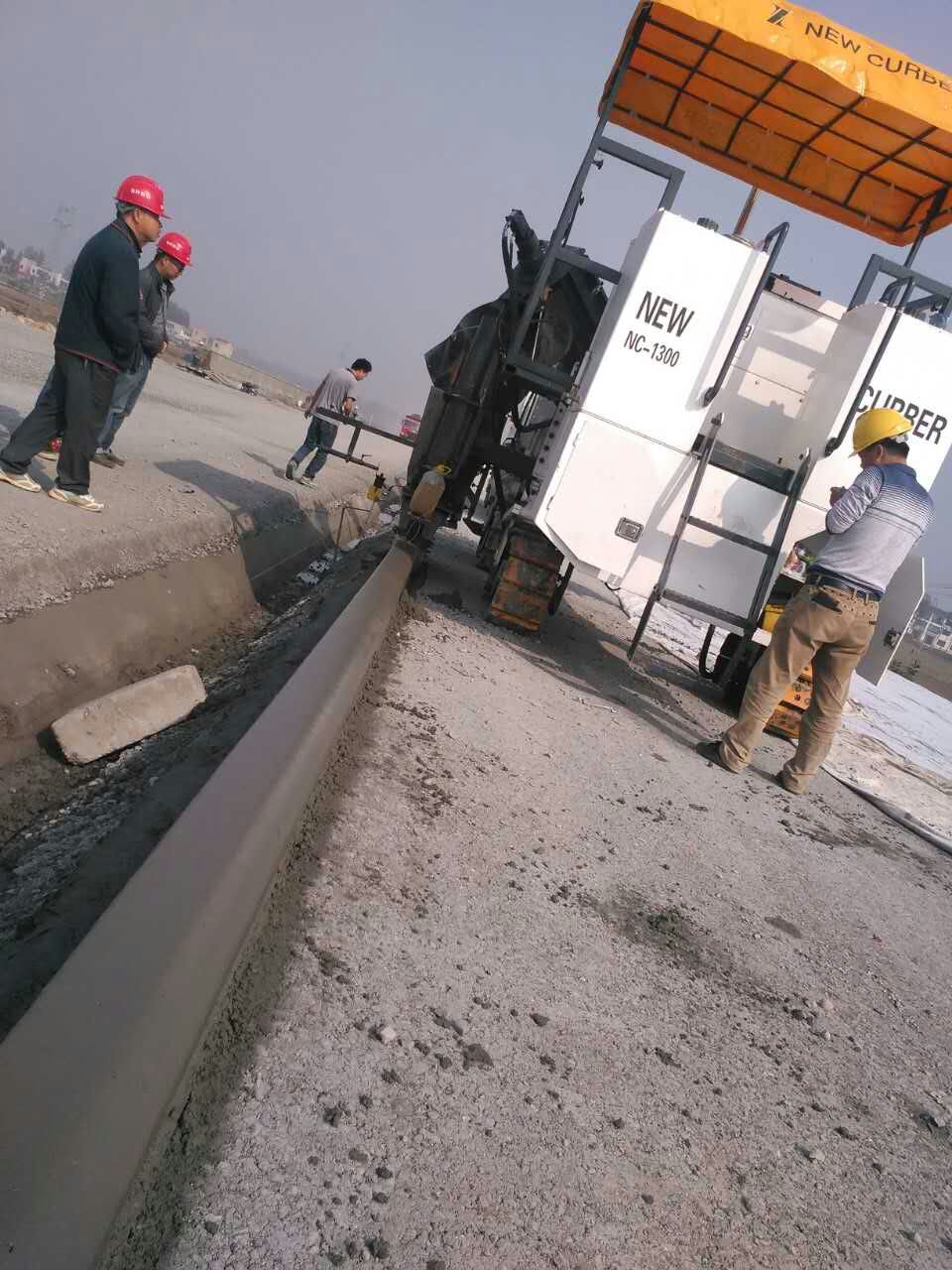 新路緣NC1300混凝土路緣石滑模機(jī)強(qiáng)大的背后不但是產(chǎn)品技術(shù)，還有完善的售后服務(wù)