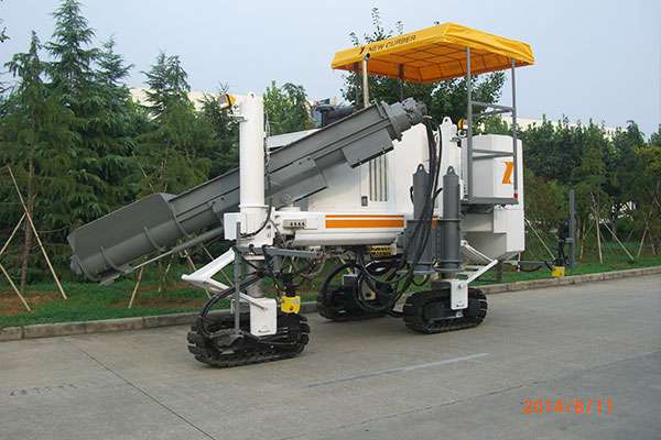 為了不影響路緣石滑模機(jī)的正常使用，要定期保養(yǎng)和維護(hù)路緣石滑模機(jī)