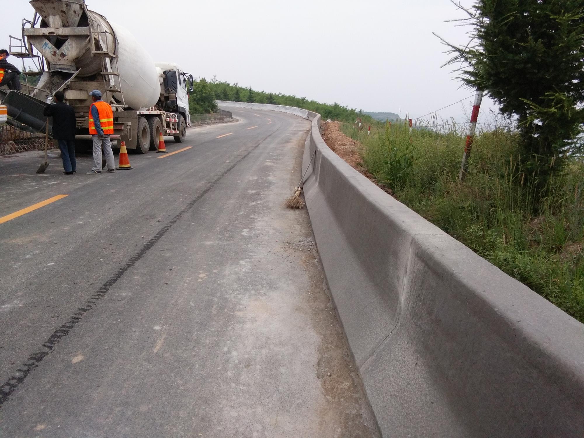 路緣石滑模機(jī)使用方便，混凝土滑模效率高，易于維修