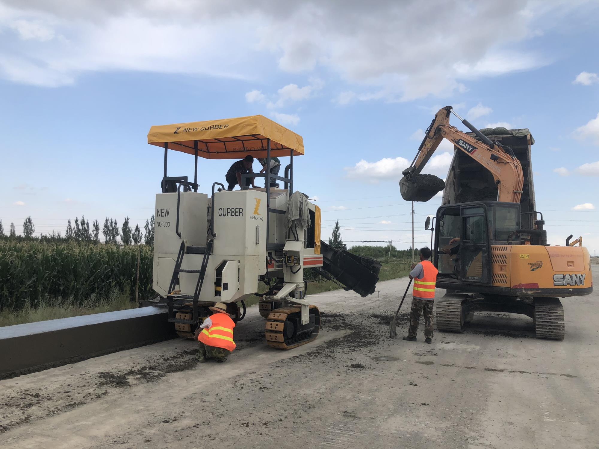 經(jīng)過多年的研究，混凝土路緣石滑模成型機(jī)提升了哪些？