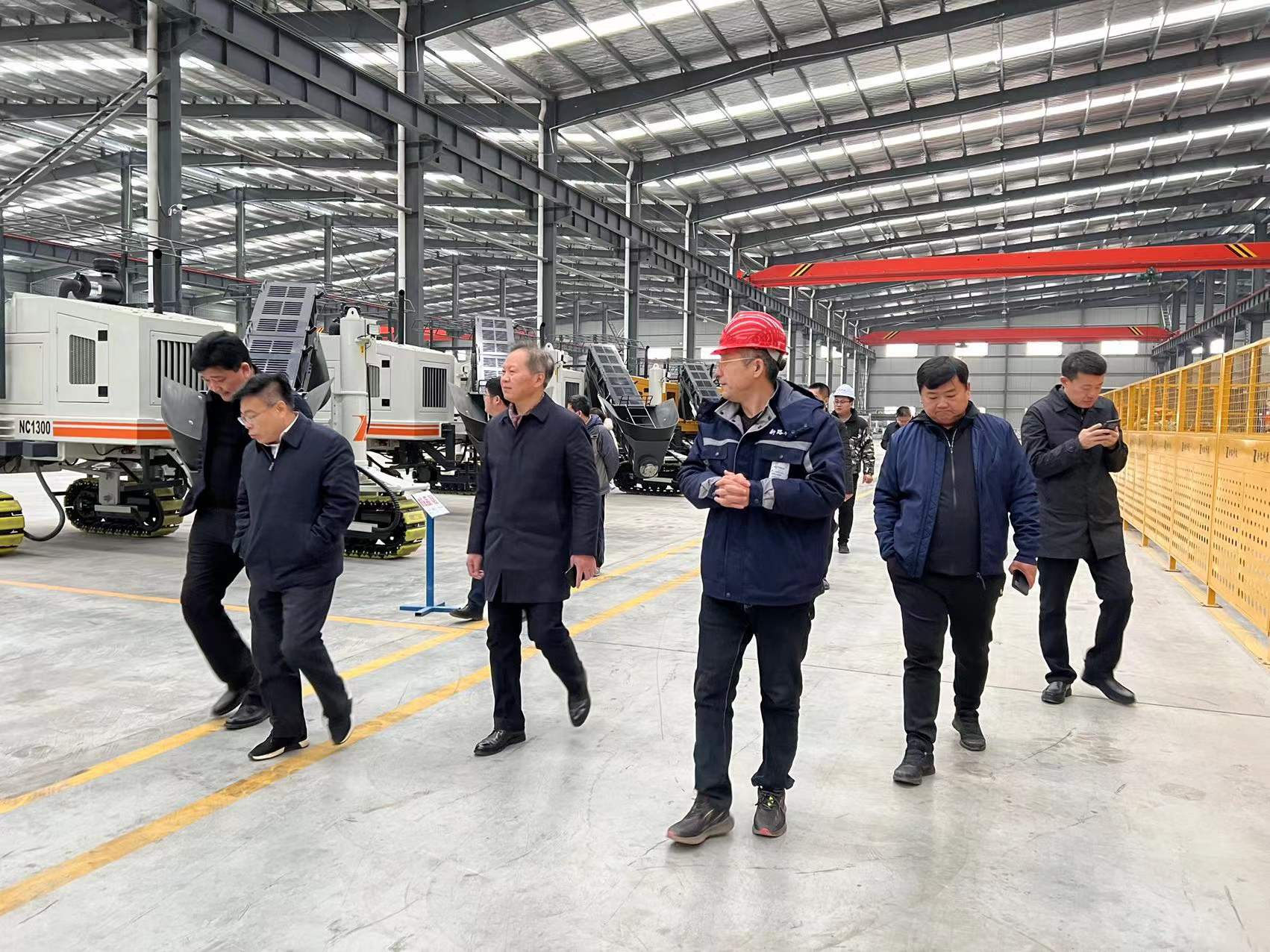 熱烈歡迎徐州市委市政府、淮海國(guó)際港務(wù)區(qū)、柳新鎮(zhèn)一行領(lǐng)導(dǎo)來(lái)我司參觀考察工作